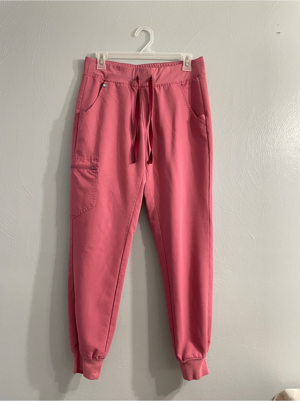 FIGS Zamora and Catarina Women's Scrub Set in Rose Pink - Top & Jogger Pants - Picture 2 of 16